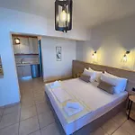 Plaka 公寓式酒店 3*
