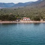 Plaka Aparthotel